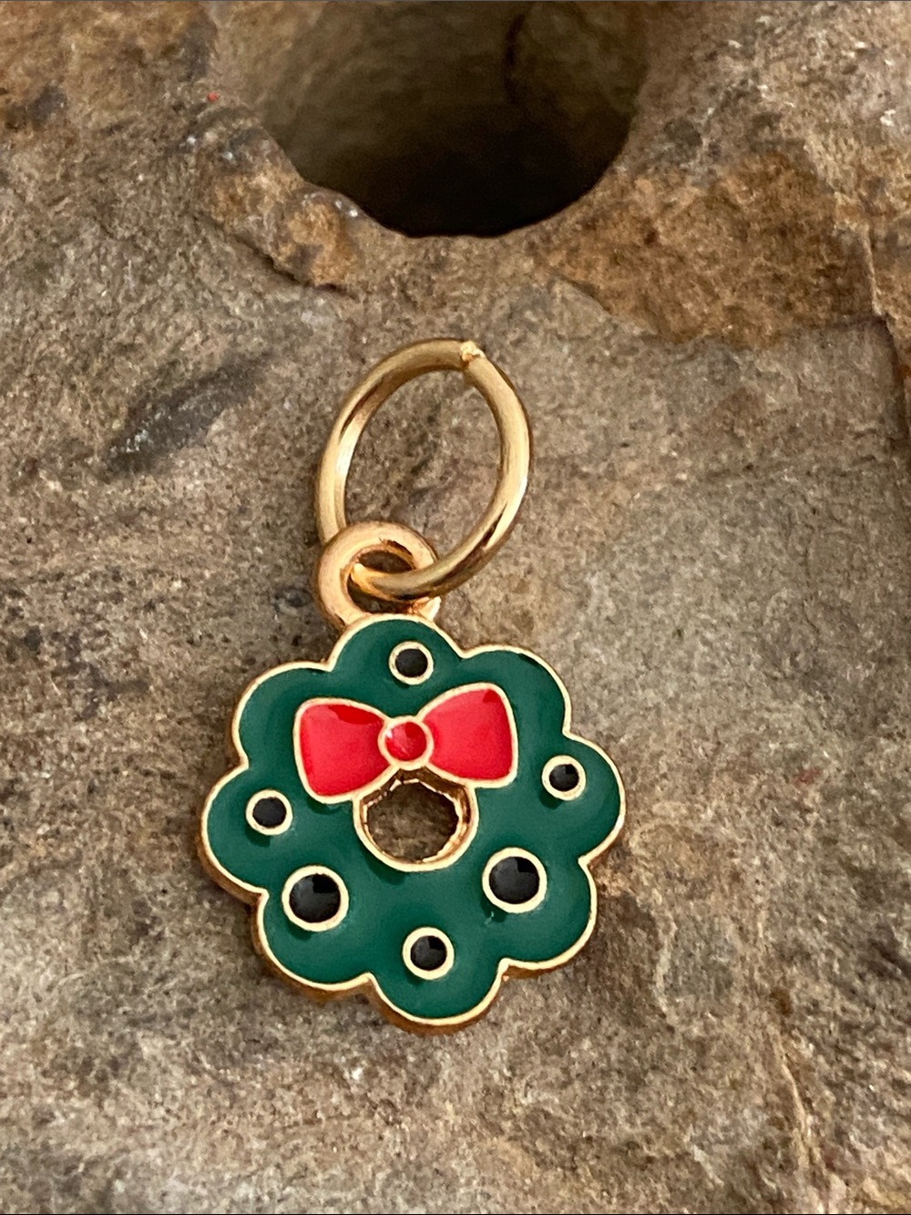 5/$10❤️❤️❤️NEW Gold-Tone Green Enamel Wreath Charm with Red Bow